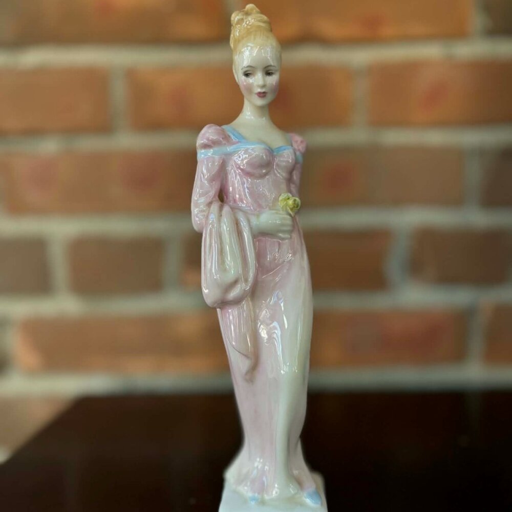 Vintage Royal Doulton fIgurine "DAPHNE" COPR 1962 HN 2268